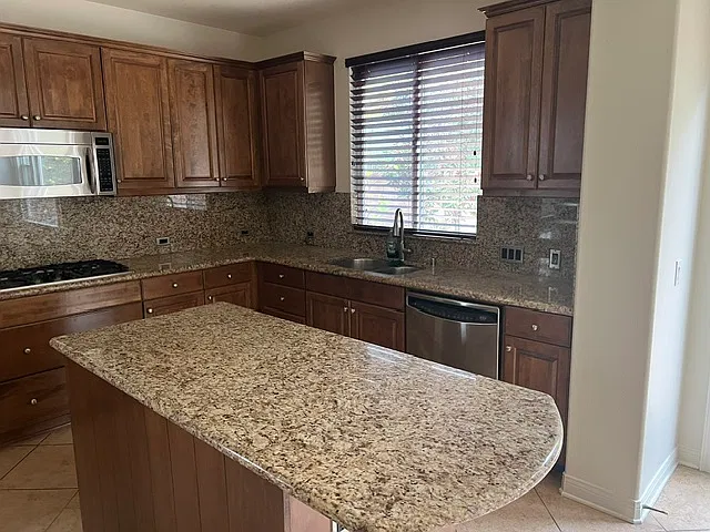 3 bed, 2.5 bath, 2500 sqft, $6,195 — Photo 3
