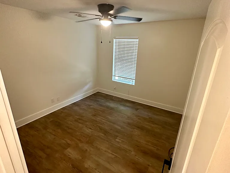 1019 Steves Ave #1 — Photo 5