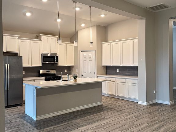 3rd image of 813 Pausa Dr