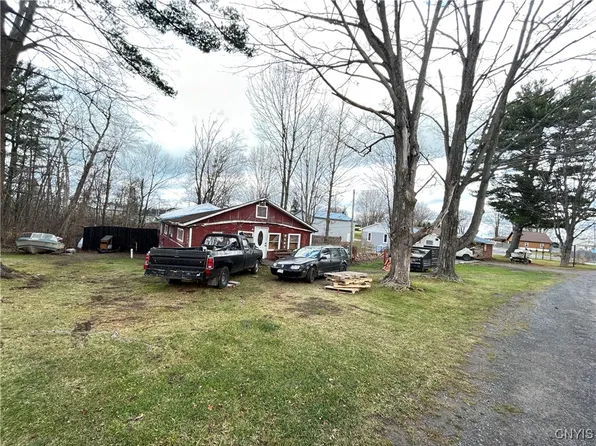 6 White Pines Dr, Pulaski, NY 13142