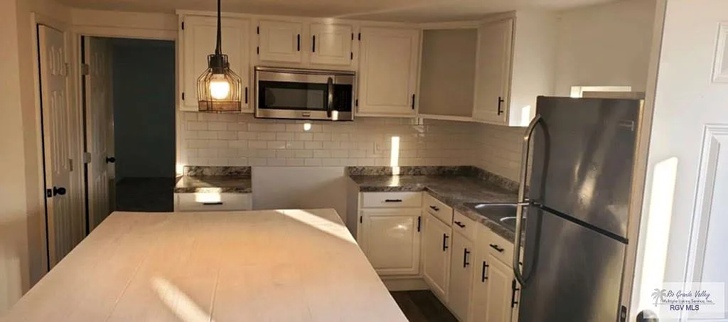 2 bed, 2.0 bath, 820 sqft, $1,425 — Photo 3