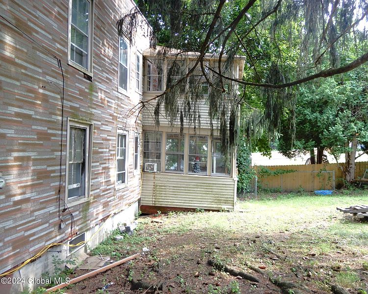 4th image of 10 Mann Avenue