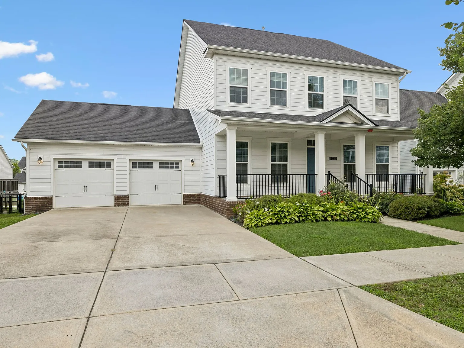 5 bed, 3.0 bath, 2748 sqft, $4,400 — Photo 2