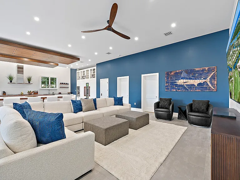 706 Lakeside Cir — Photo 10