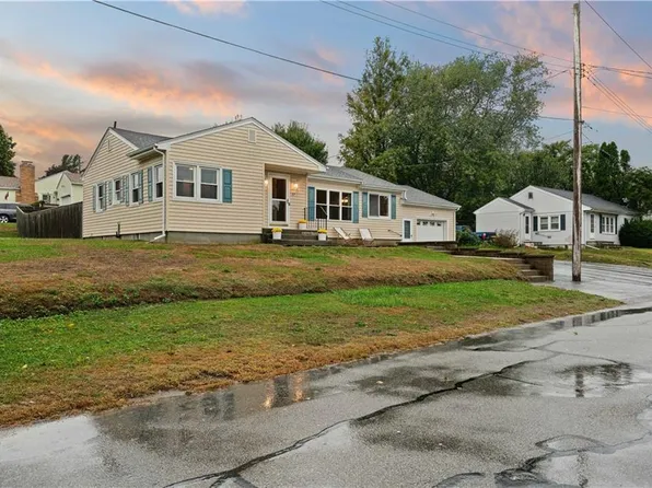 37 Ash St, Portsmouth, RI 02871