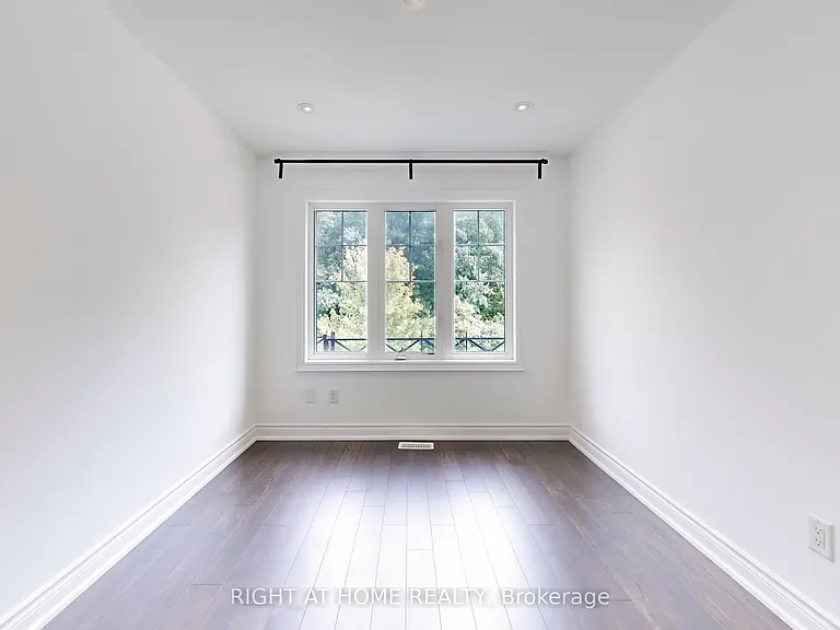 31 Lady Evelyn Cres — Photo 37