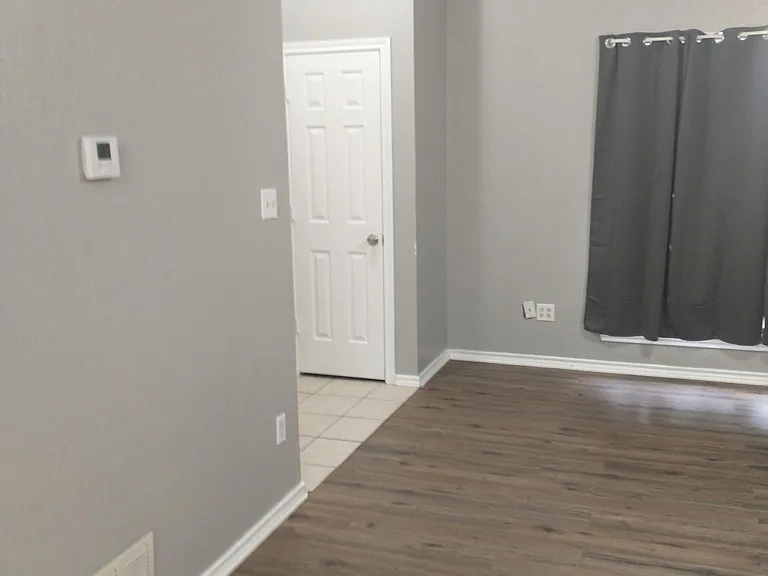 100-102 Honey Bee Dr — Photo 2