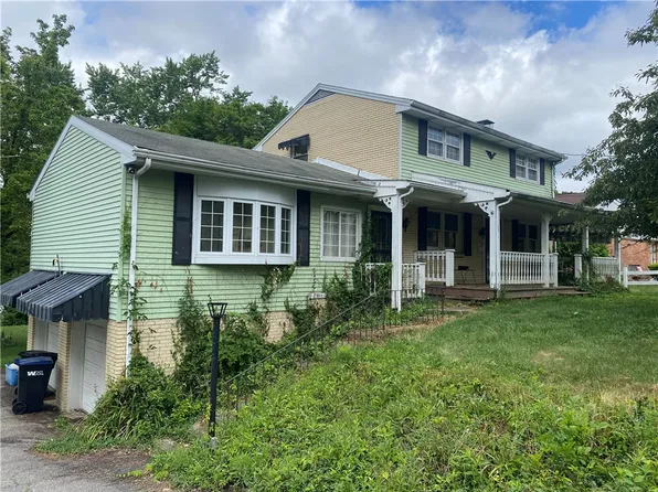 324-326 McCaffrey Dr, Coraopolis, PA 15108