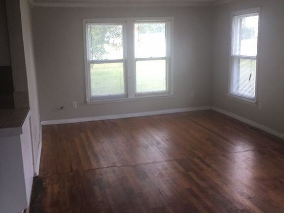 3rd image of 927 W 15th St