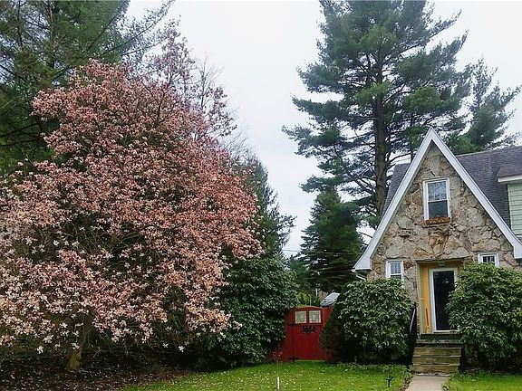 3rd image of 1065 E Mahoning St