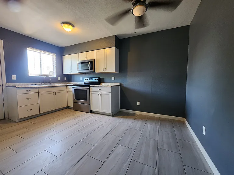 143 S Doran #202 — Photo 4