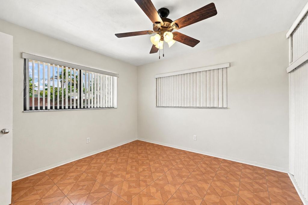 2511 NE 12TH Court, photo 9