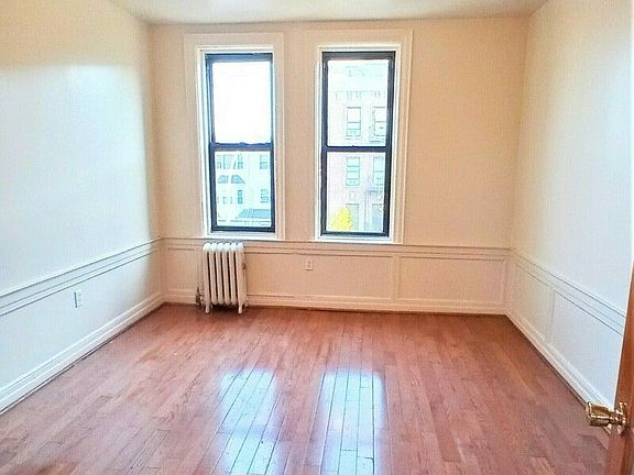 3rd image of 1647 Park Pl APT 3F