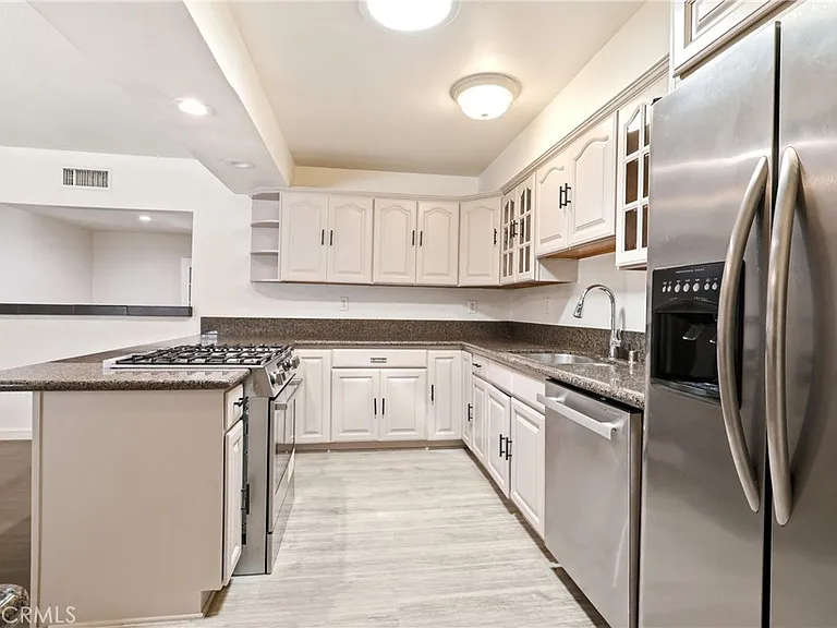 524 E Ghent St — Photo 7