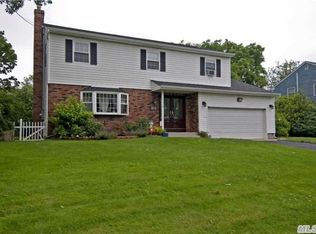 22 Barberry Rd, West Islip, NY 11795
