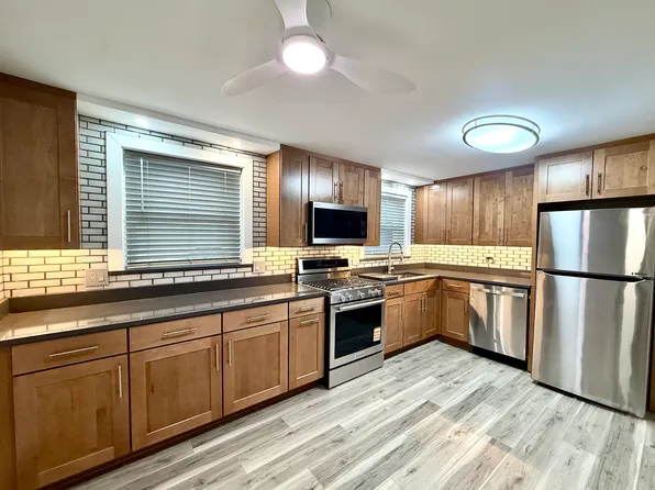 16W671 56th St #1, Clarendon Hills, IL 60514