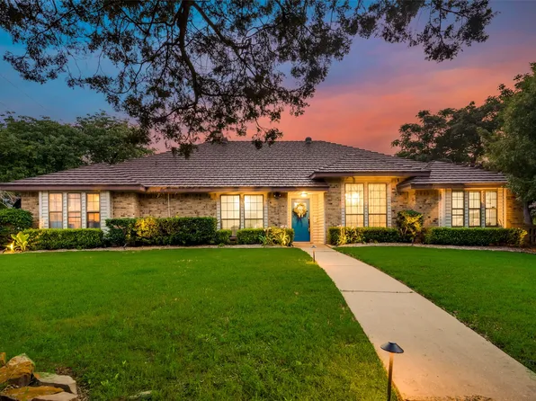 388 Creekwood Dr, Lancaster, TX 75146