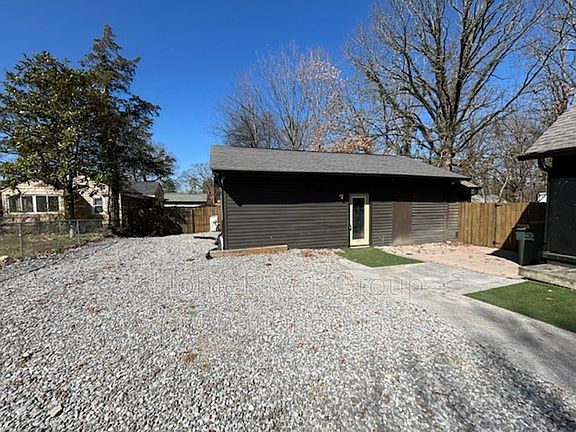 2nd image of 503 Central Dr #B