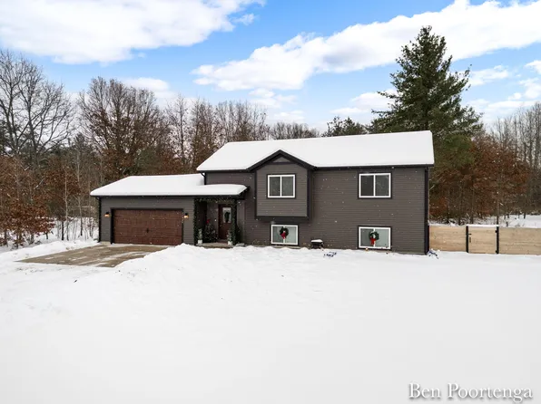 11809 Crimson Creek Dr, Gowen, MI 49326
