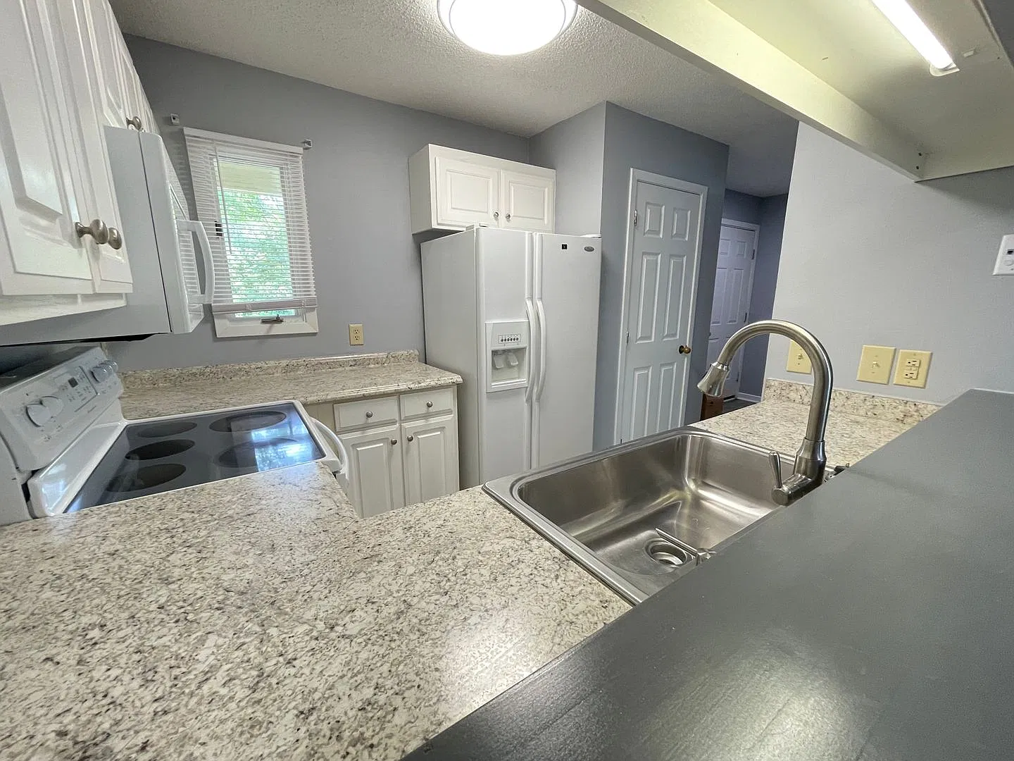 Updated, spacious 4br 2ba condo within walking distance to campus, parking included! — Photo 4