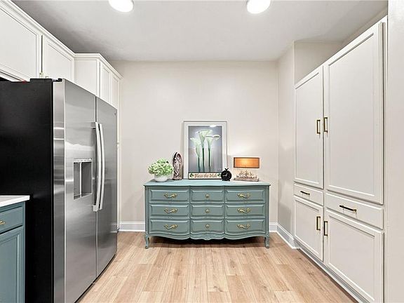 5th image of 1284 Laskin Rd APT 302
