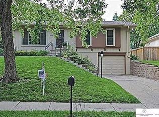 8206 Wildewood Dr, Ralston, NE 68127