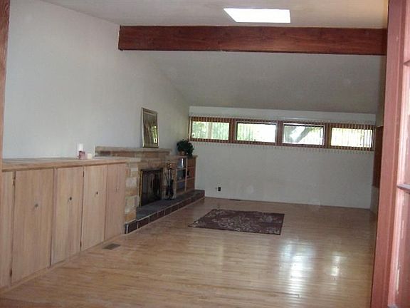 5th image of 440 Marion St