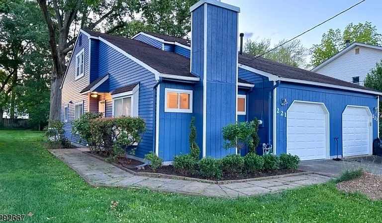221 Myrtle Ave — Photo 1