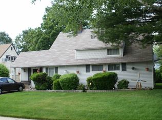 21 Red Maple Dr N, Wantagh, NY 11793