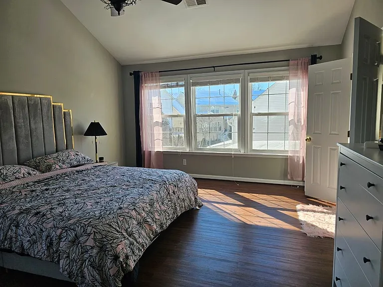 Iris Dr — Photo 21