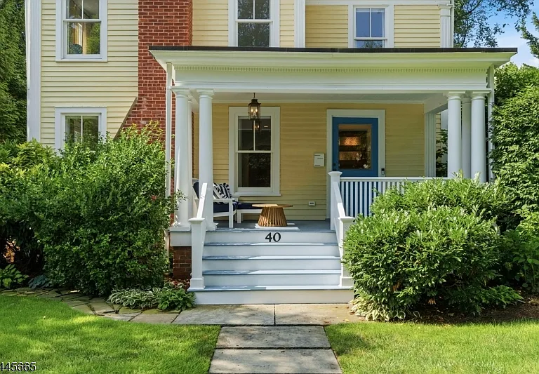 40 Oakwood Ave — Photo 2