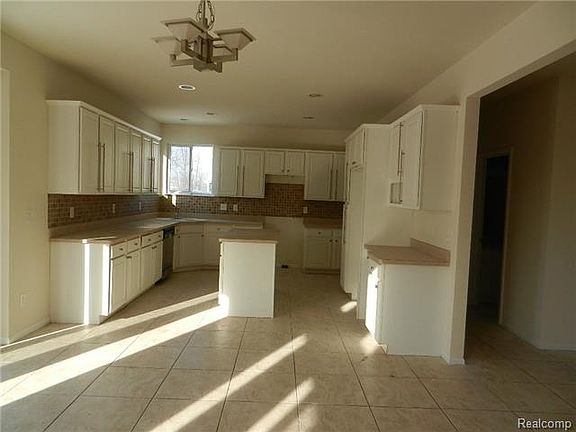 3rd image of 51325 Caroline Dr