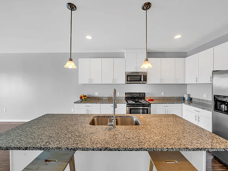 Waters Edge Apartments of Harbortown — Photo 9
