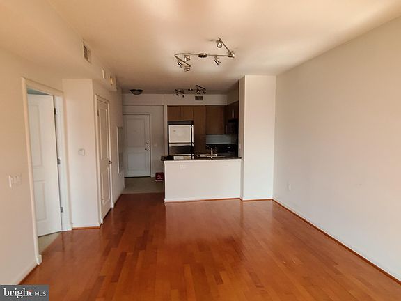 2nd image of 1021 N Garfield St APT 845