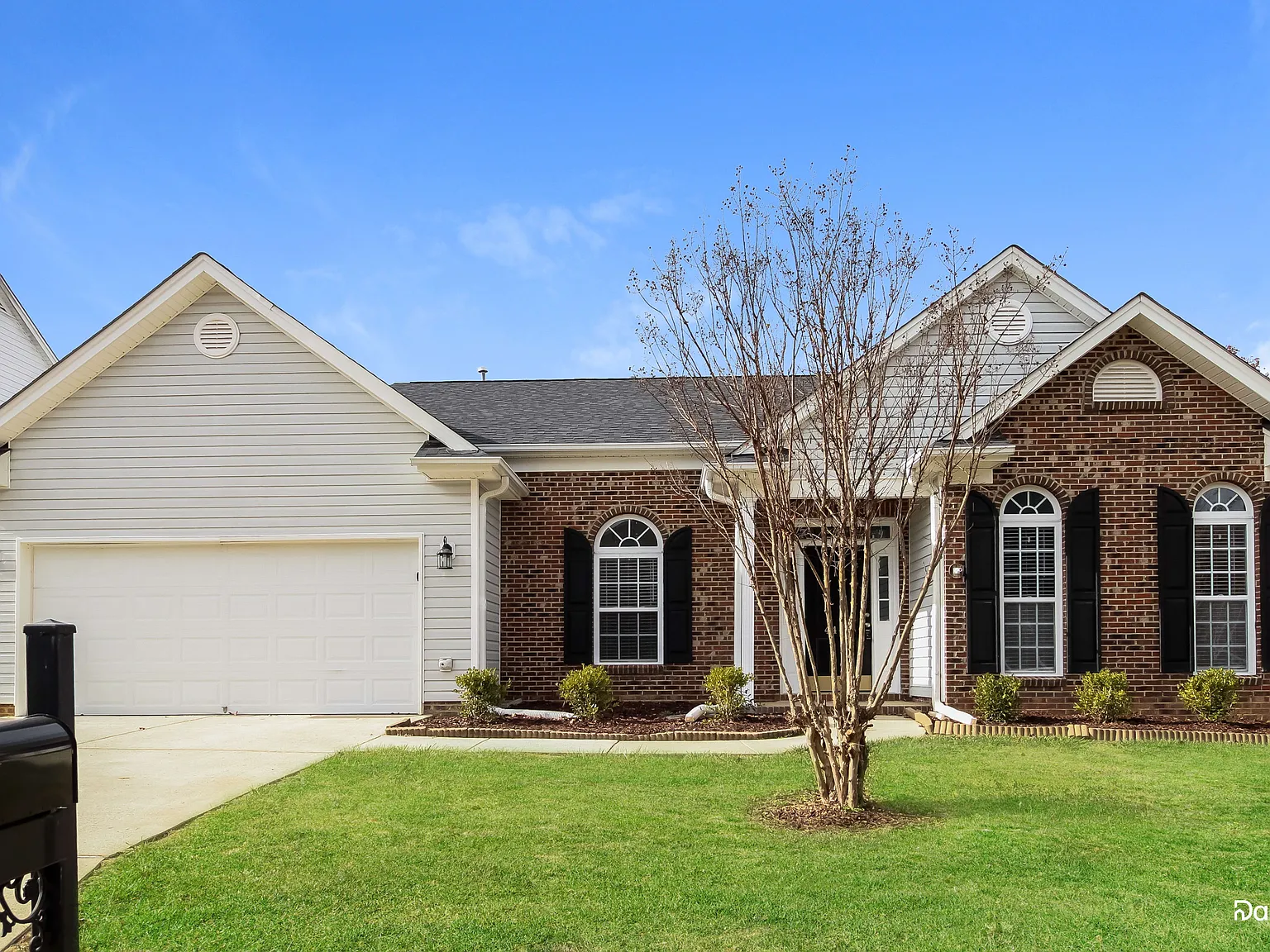 4 bed, 2.0 bath, 2262 sqft, $2,105 — Photo 1