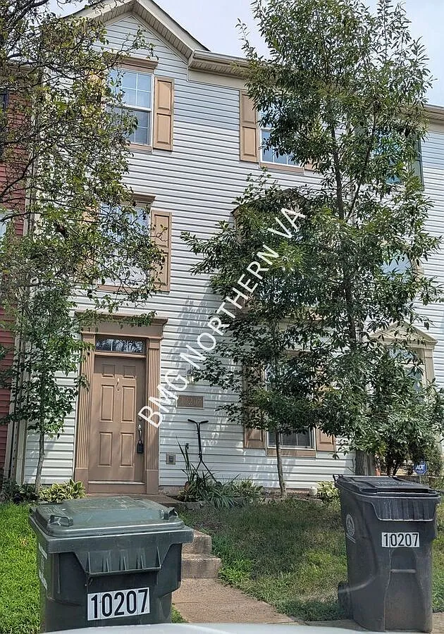 Beautiful 4 Bed 2.5 Bath Townhome In Convenient Wellington Community — Photo 1