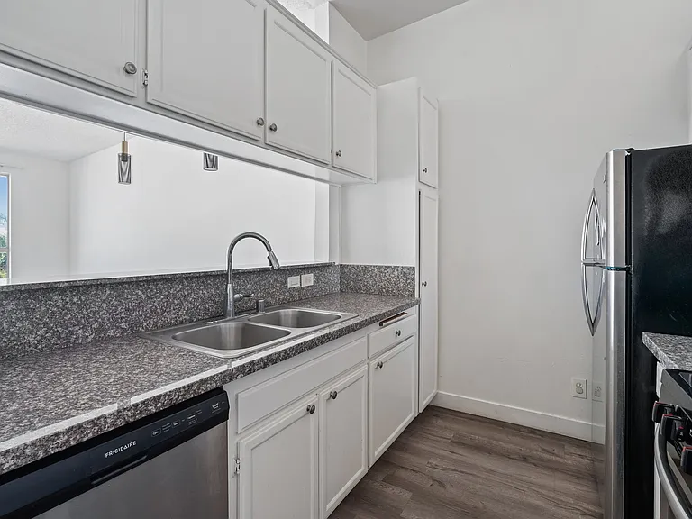 11657 Oxnard Str. — Photo 32