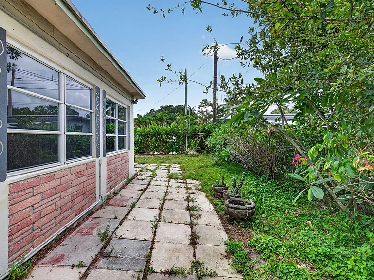 841 SW 18th Ct — Photo 44