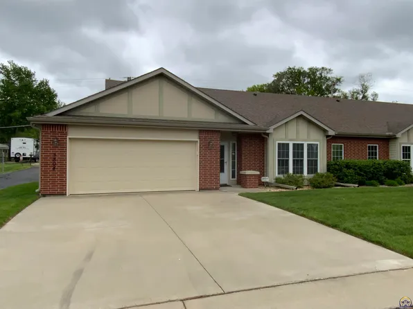 5804 SW Sterling Ln, Topeka, KS 66604