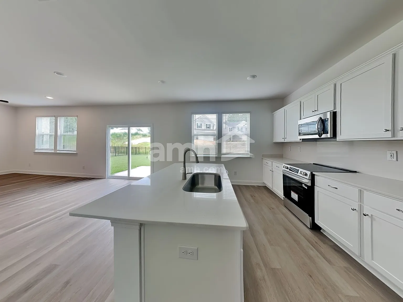 3 bed, 2.5 bath, 1895 sqft, $2,450 — Photo 3