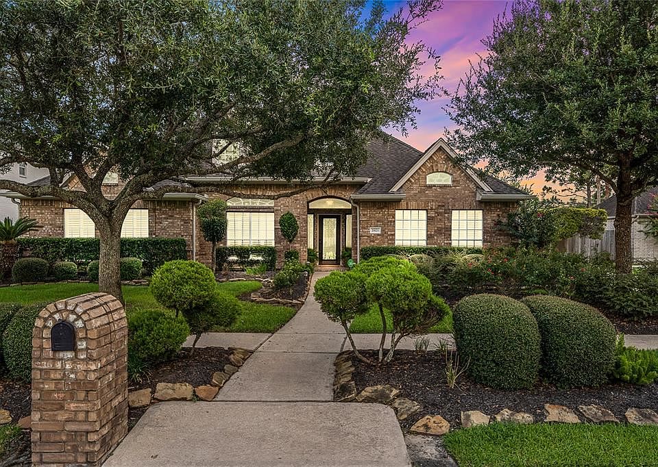 1st image of 2823 Everett Dr
