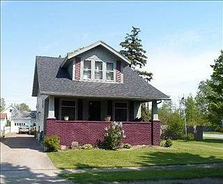 127 E Follett St photo 1