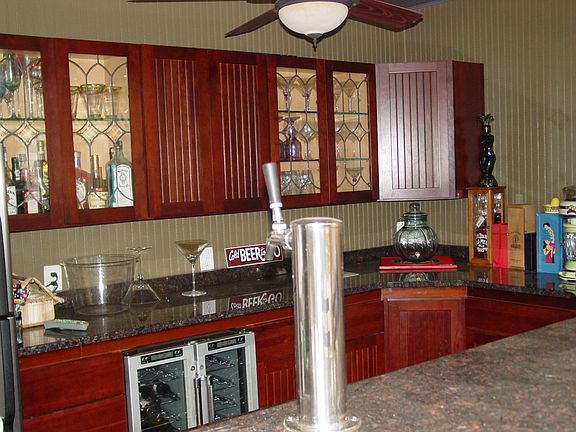 Outdoor bar w/prof keg