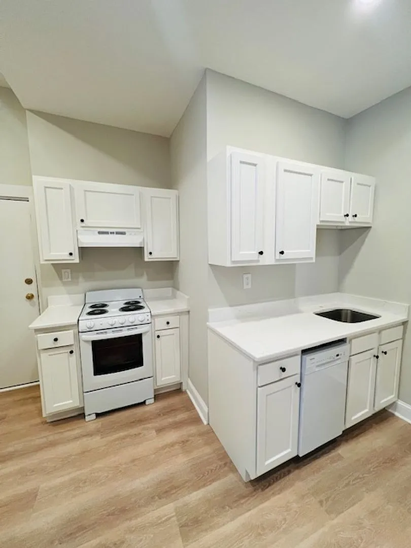 Fenway 3 Bed | Renovated Kitchen & Bath | Heat & Hot Water | No Fee — Photo 2