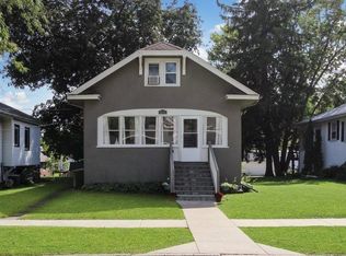 1213 W Pleasant St, Freeport, IL 61032
