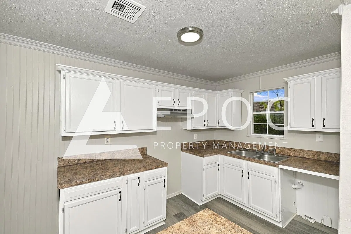 6718 9th St E Ave — Photo 3