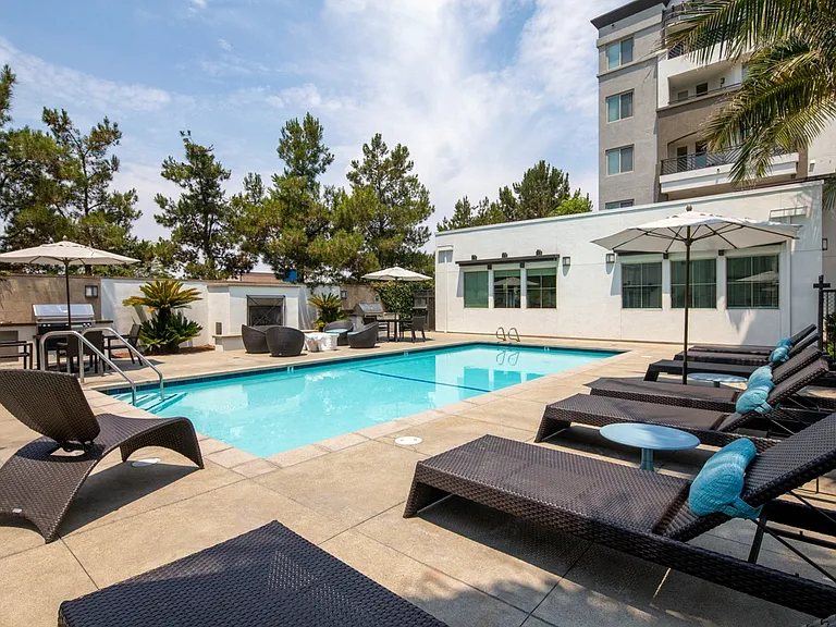 Latitude 33 — Photo 9
