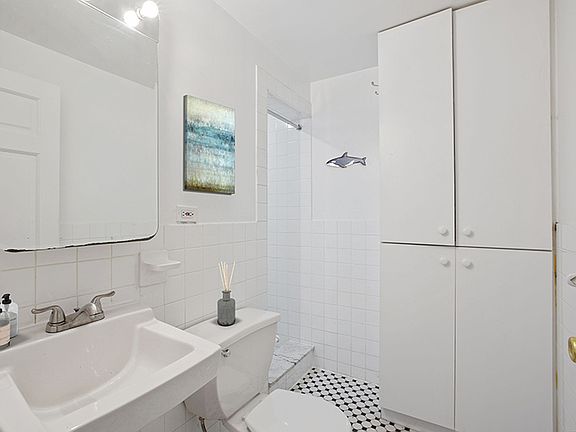 5th image of 324 E 61st St APT 3RW