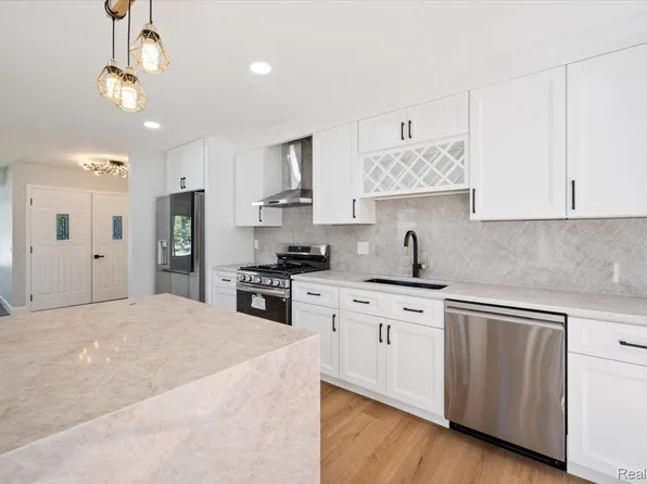 380 E South Blvd, Troy, MI 48085