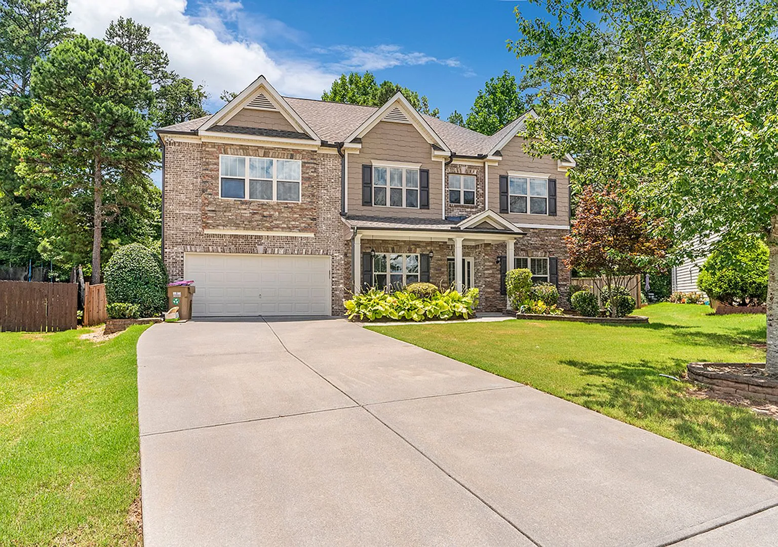 Life at 2635 Azalea Bluff Drive feels easyin the best kind of way. — Photo 2